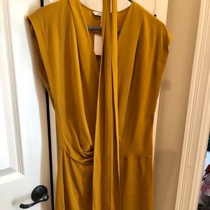 Size 4, silk Yellow gold color Diane von Furstenberg dress with belt